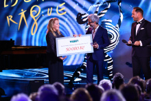 Předání šeku a ocenění Dagmar Havlovou 